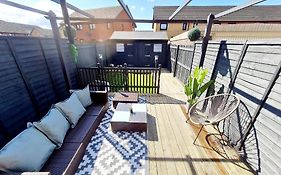 Lovely House With Back Garden - Private Driveway